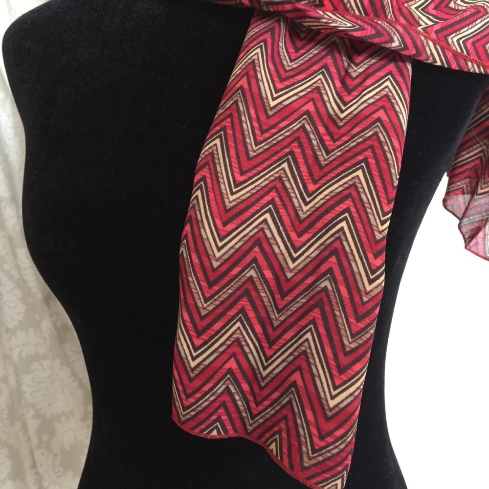 Geometric silk scarf - Picture 4 of 5
